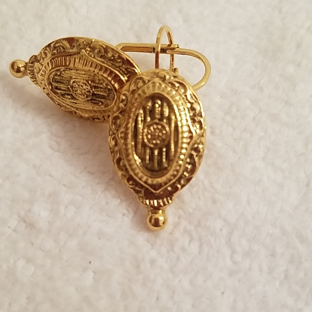 Leverback Medallion